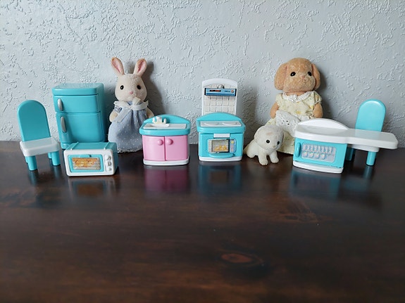 Sylvanian Families hahmoja ja keittiön kalusteet