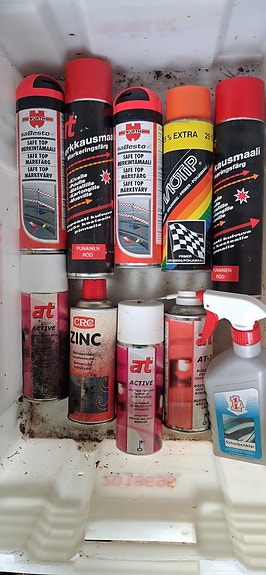 Sekalaista uutta ja vanhaa tavaraa spray maaleja ym ym.