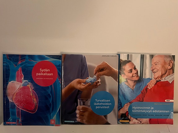 Lähihoitajan tutkinnon oppikirjat, 3 kpl