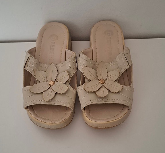Beige sandaalit kukkakoristeella koko 36