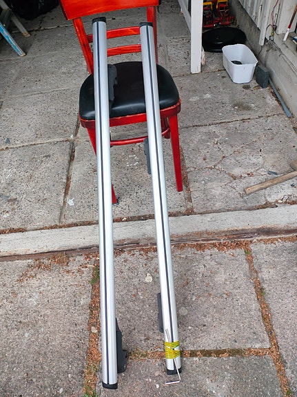 Alumiiniset kattotelineet autoon
