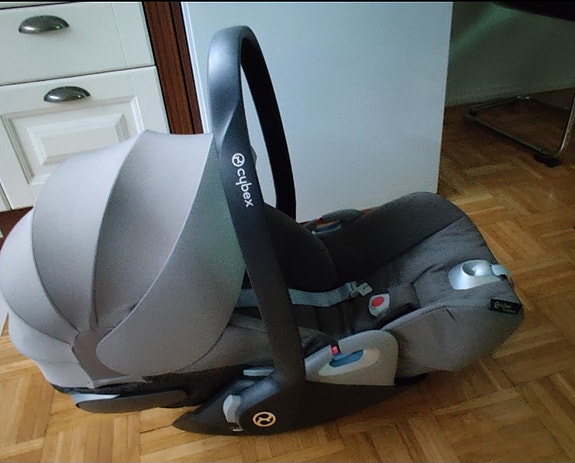 Cybex Cloud Z i-Size turvakaukalo + Isofix (erittäin siisti) +telakka
