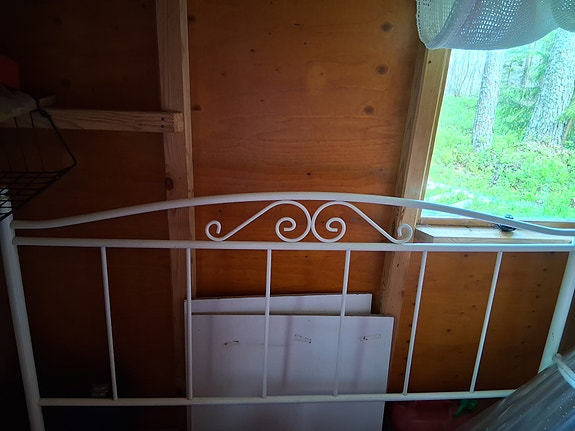Metallinen sängynpääty