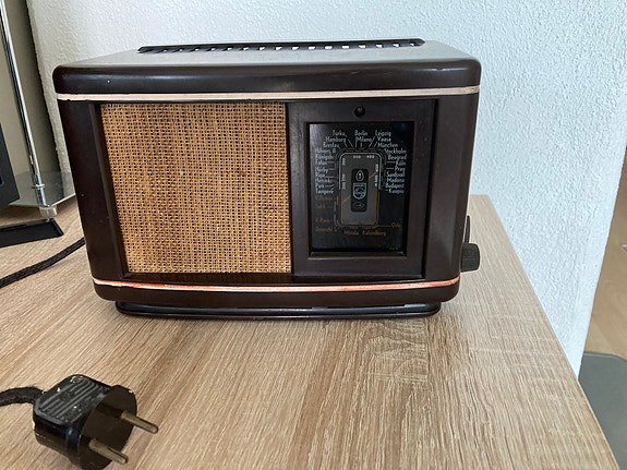 Vanha Philipsin radio