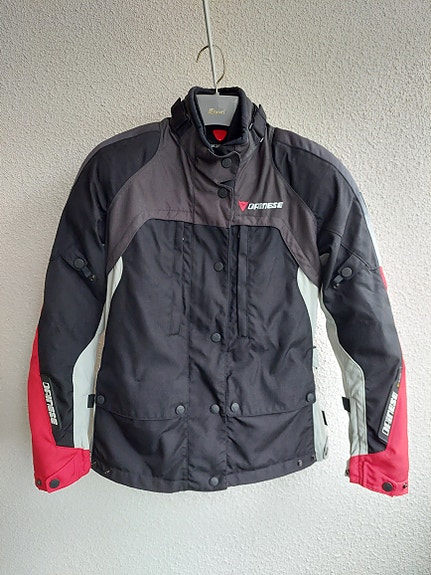 Dainese ajotakki koko 46 musta/harmaa/punainen