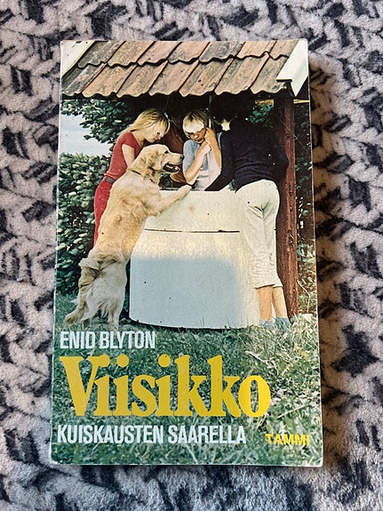 Enid Blyton Viisikko kuiskausten saarella kirja