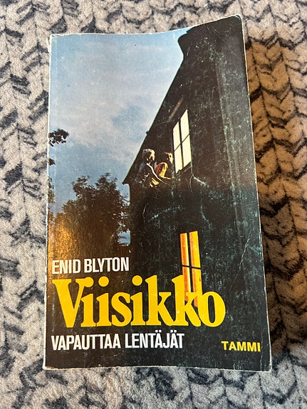 Enid Blyton Viisikko vapauttaa lentäjät kirja