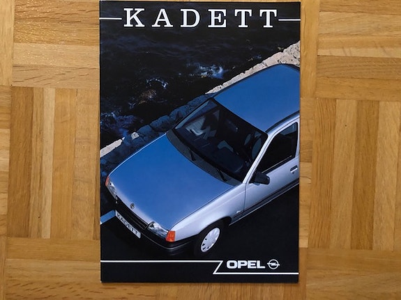 Esite Opel Kadett E 1989 / 1990 sisältää myös Kadett GSi & Cabrio