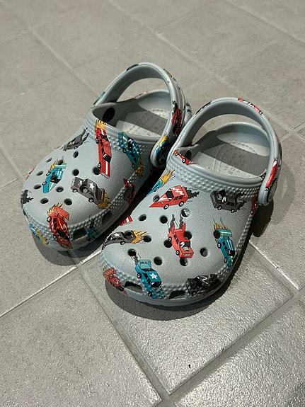 Pienen pojan Crocsit