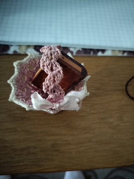 Barbille olkalaukku,pieni kori ja nukkekoti on pieni kirja