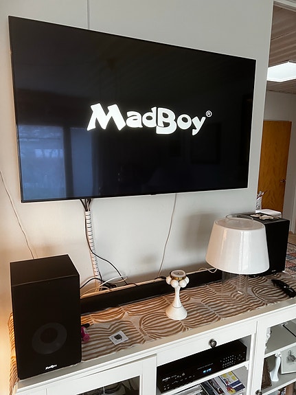 MadBoy karaokemixeri, mikit ja kaiuttimet sekä levyjä (ei kuvan TV)