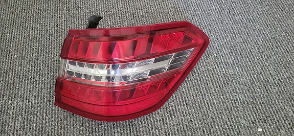 Mb E w212 oikea takavalo