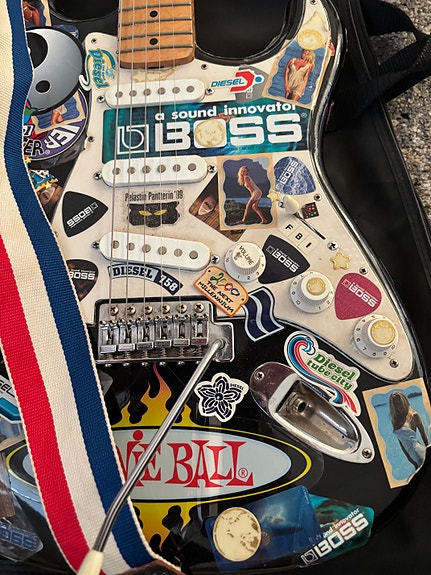 Williams Stratocaster -tyylinen sähkökitara + hihna ja pussi