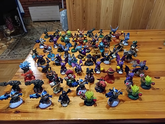 Jättimäinen läjä Skylanders-hahmoja