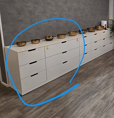 Tilava IKEA-lipasto, valkoinen – paljon säilytystilaa.