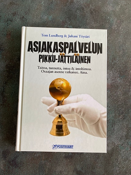 Asiakaspalvelun pikku-jättiläinen -kirja
