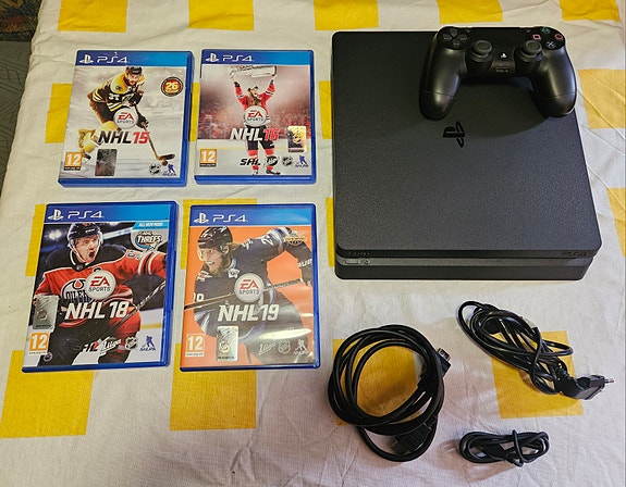 Playstation 4 konsoli, ohjain, pelejä ja johdot