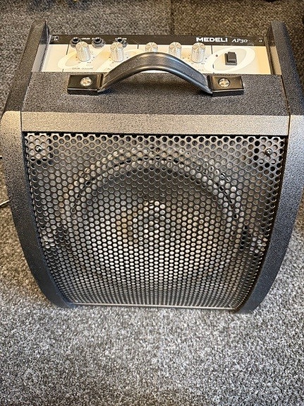 Medeli AP-30 rumpumonitori 30 W käytetty