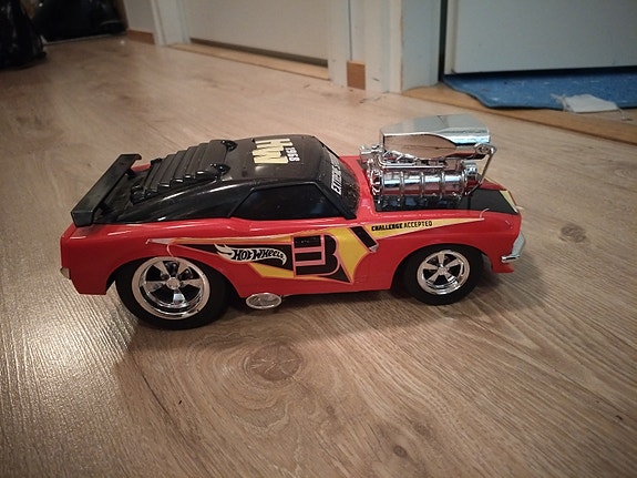 Hot Wheels punainen leluauto muscle car
