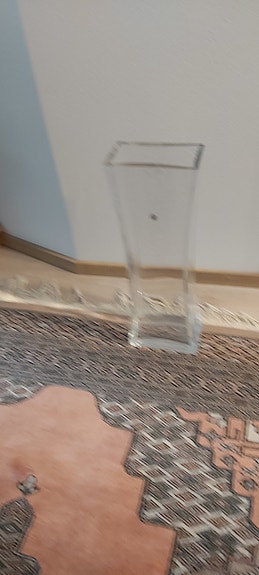 iso kukkamaljakko 45cm korkea ja 12-15 cm leveä