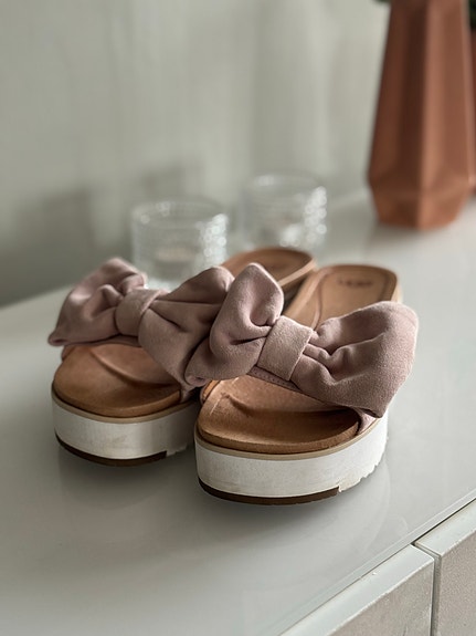 UGG sandaalit