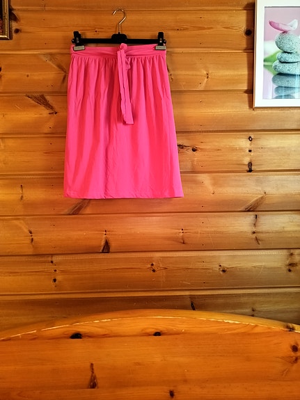 Myydään kaunis pinkki hame