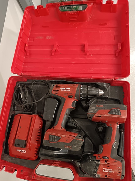 Hilti porakone ja iskevä ruuvinväännin
