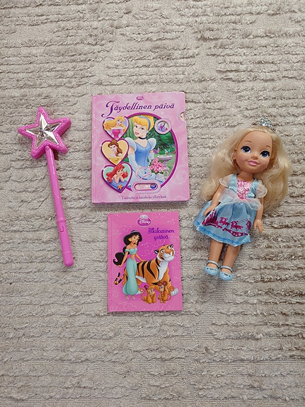 Disney Tuhkimo nukke, prinsessa kirjat ja taikasauva