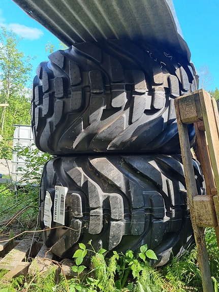 Metsäkoneen varapyöriä