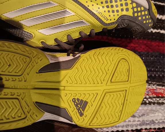 Aidot adidas sisäpelitossut sekä Converse-tennarit