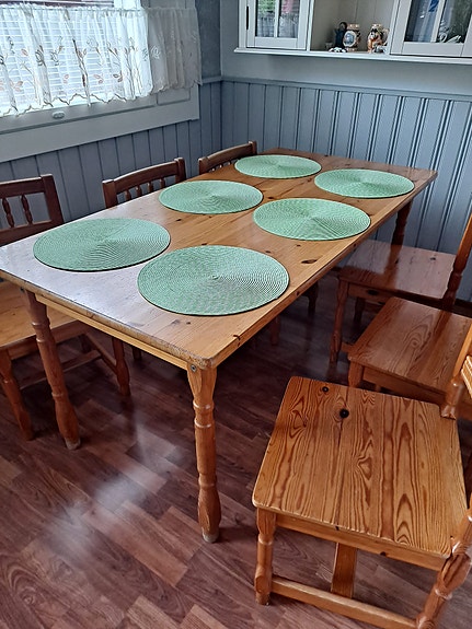 Pöytä ja kuusi tuolia