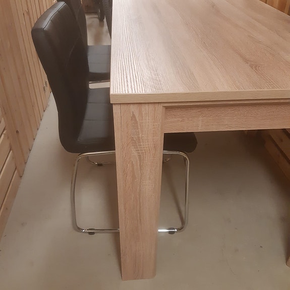 Hyvät tuolit ja pöytä myydään