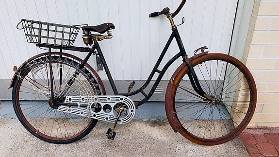 Vintage polkupyörä ajoon tai puutarhaan kukkatelineeksi
