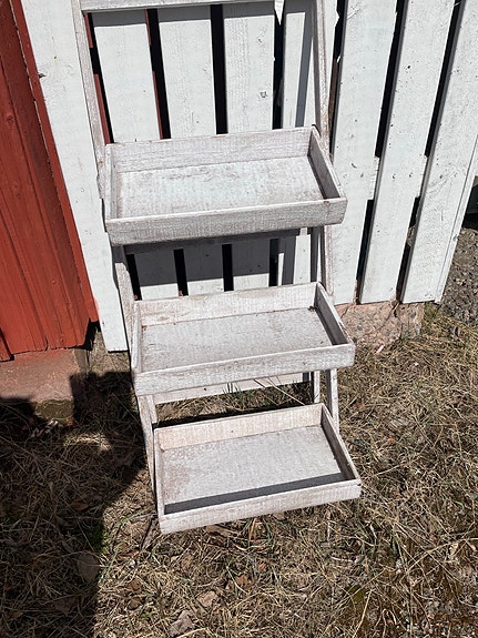 Valkoinen puinen hylly / kukkateline