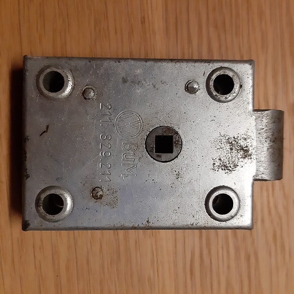 VW takaluukun lukko