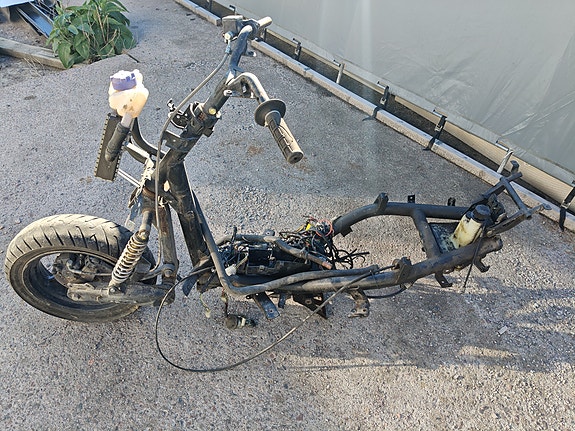 Peugeot Skootterin runko ja etuosa projektiin