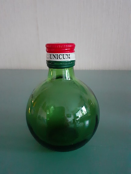 Vanhoja lasipulloja ja lasipurkki