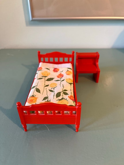 Lundby punainen sänky ja yöpöytä