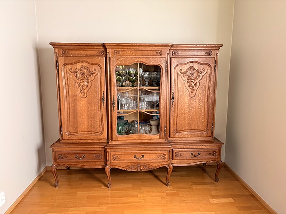 ANTIIKKI BELGIALAINEN TAMMINEN VITRIINIKAAPPI — Louis XV, 1900-luku