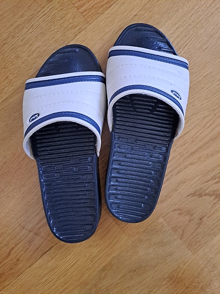 Scholl merkkiset, hierovapohjaiset sandaalit.