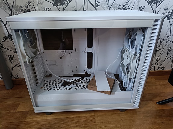 Fractal Design Define 7 ikkunalla