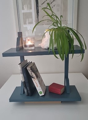 Sininen seinähylly ja pieni kaksitasoinen hylly