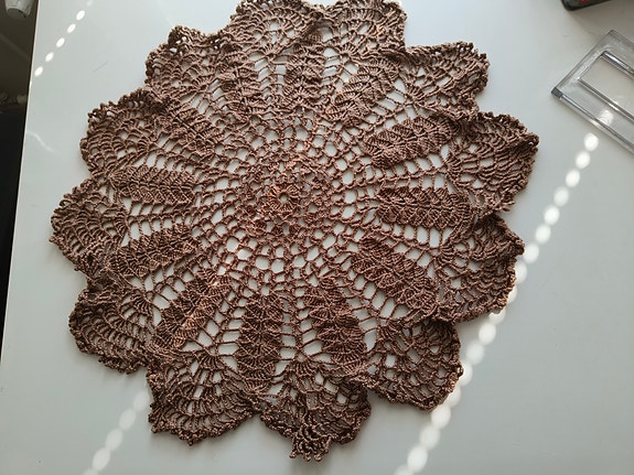 Käsin virkattu pitsi liina 50 cm, kivan ruskea