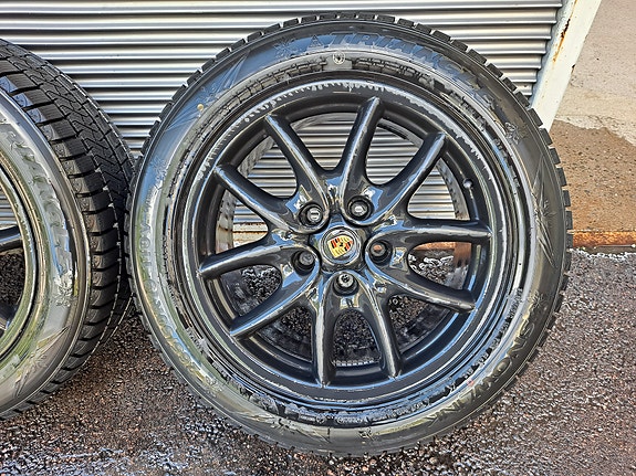 Porsche Cayenne alkuperäiset vanteet kitkarenkailla.