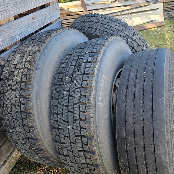 Kuorma auton renkaita