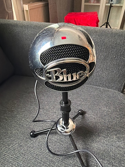 Blue Snowball USB-mikrofoni pöytätelineellä