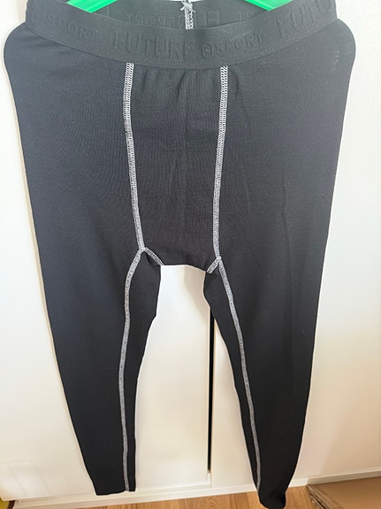 Uudet nuorten/poikien urheilutrikoot / tekniset alushousut (lahje 74 cm)