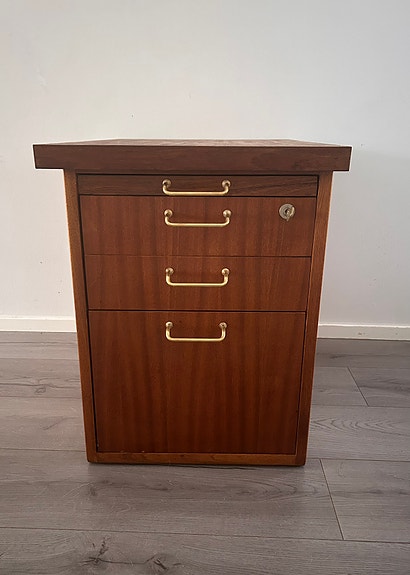 Teak laatikosto