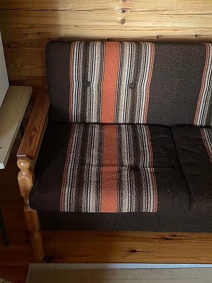 Ruskea levitettävä retro vuodesohva raitakankaalla