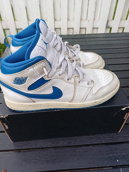 Nike Jordan 1 Mid SE PS koripallokengät koko 35 valko-sininen